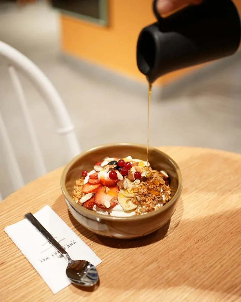 Healthy breakfast bowl with Greek yogurt, fresh fruits, and granola for a diabetes-friendly meal