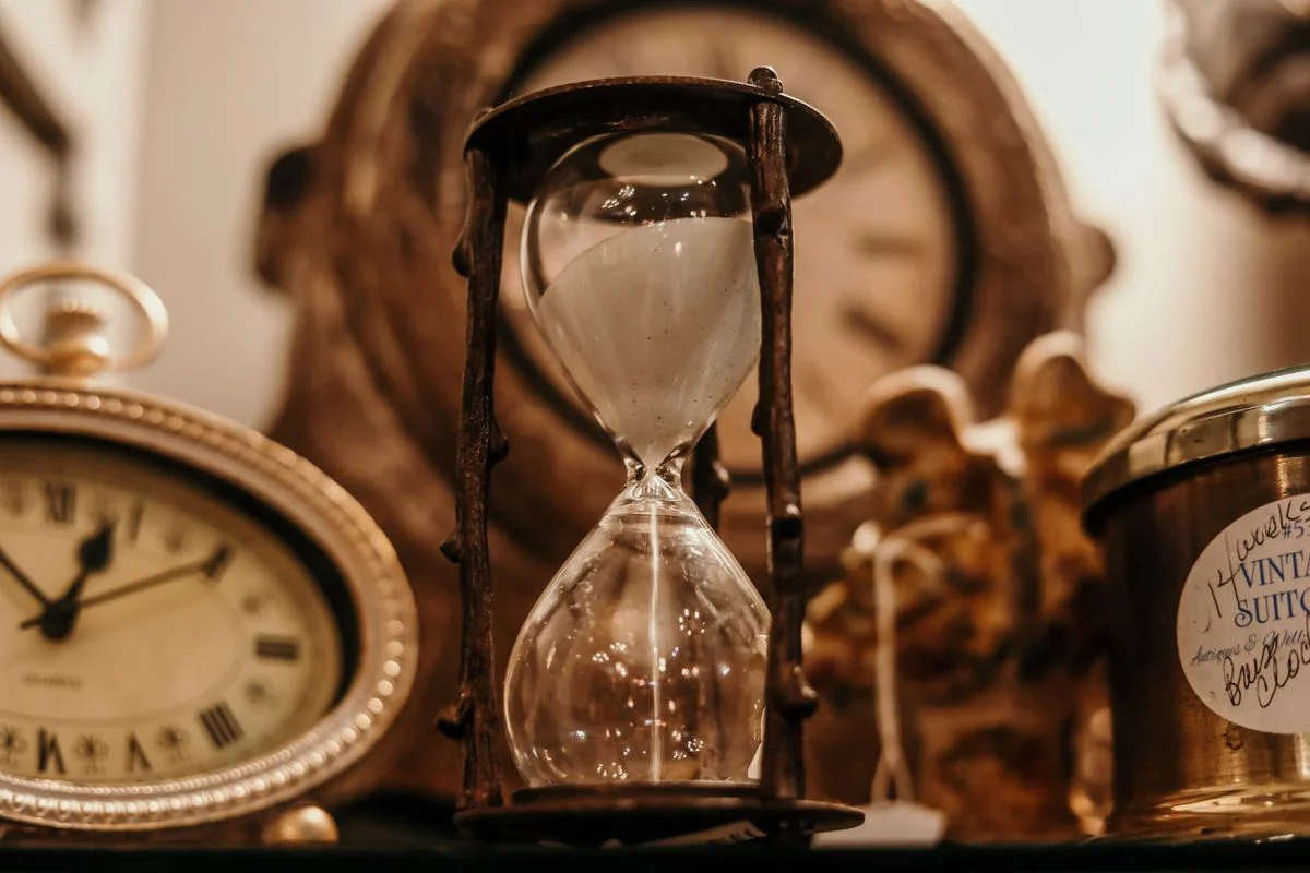 Hourglass representing time — age at diagnosis significantly affects life expectancy with type 2 diabetes