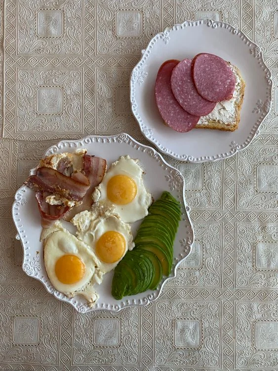 Healthy keto meal with eggs, avocado, and vegetables for diabetes management