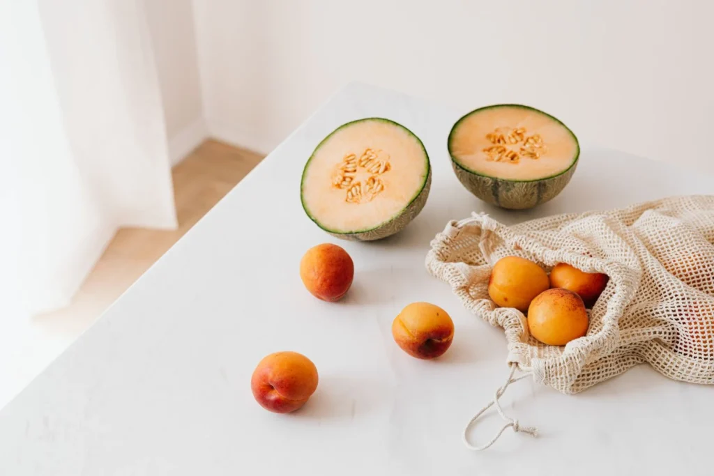 Sliced mango cubes in a bowl showing a measured 80g serving appropriate for diabetics