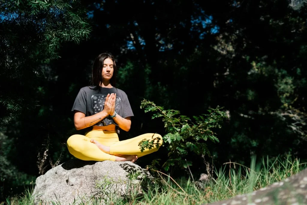 Woman with insulin resistance holding metformin pills and a healthy meal showing lifestyle integration