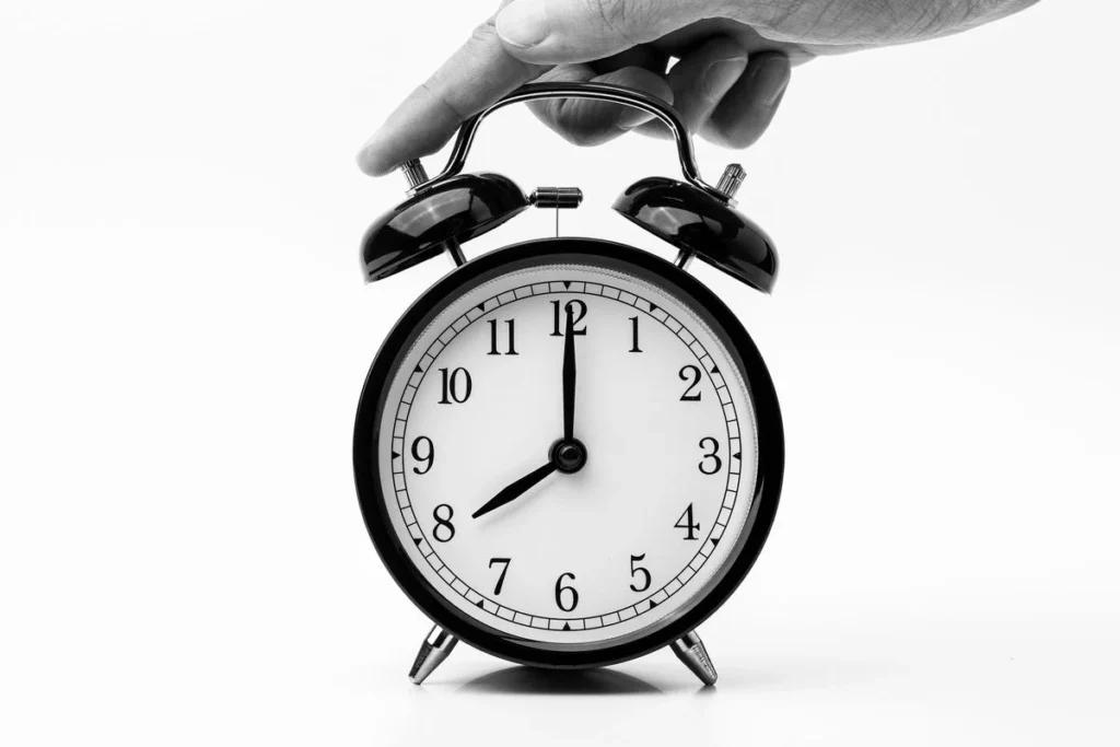 Clock and calendar showing the timeline for metformin weight loss results over weeks and months