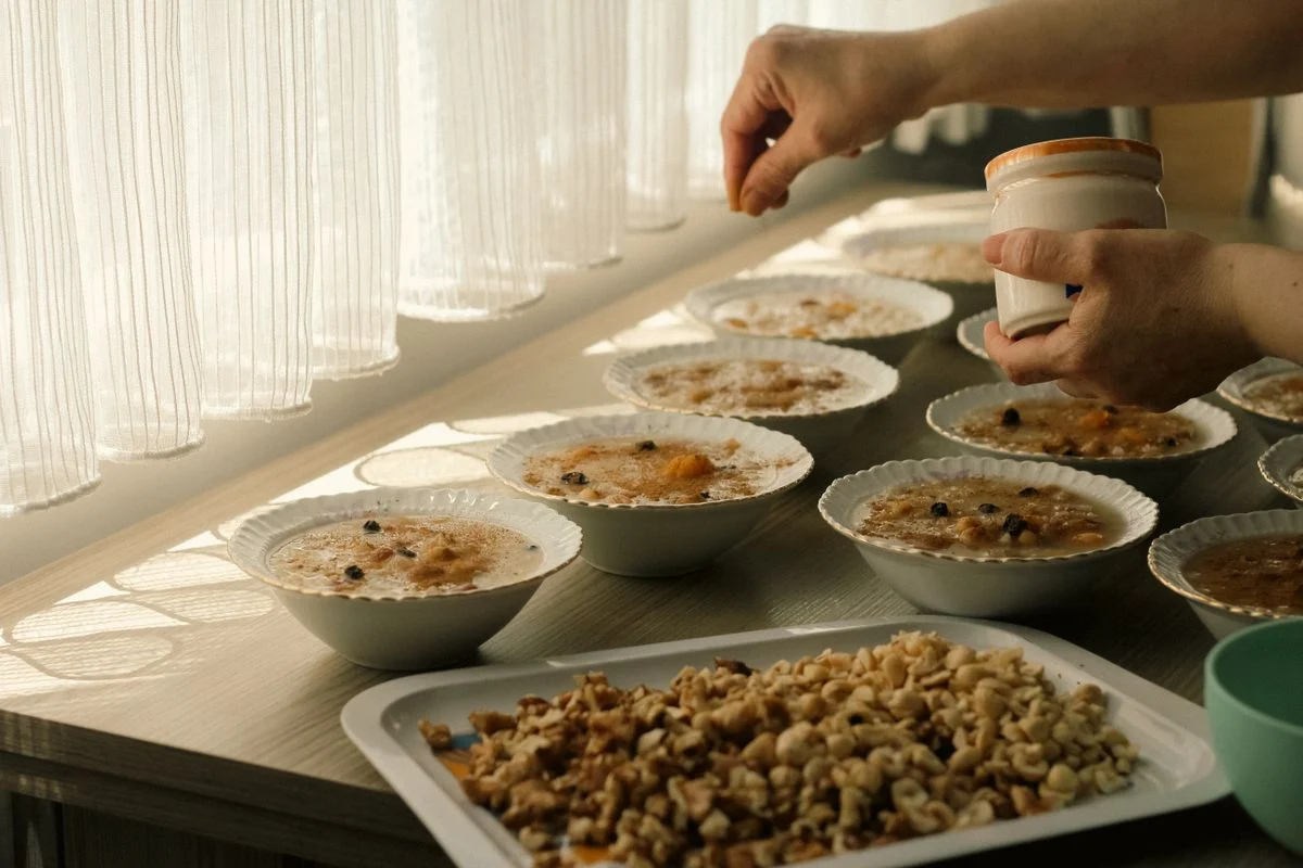 Bowls of oatmeal prepared with nuts and fresh fruit — a low-GI whole grain breakfast for blood sugar control