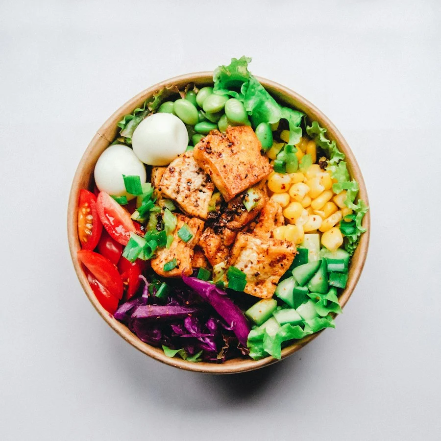 A plate demonstrating food pairing for insulin resistance: brown rice served with lentils, green vegetables, and a drizzle of olive oil