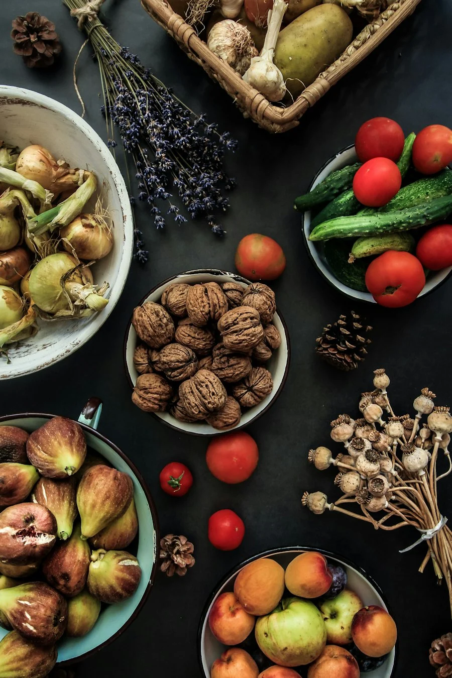 Side-by-side comparison showing foods that worsen insulin resistance (white bread, sugary soda, biscuits) versus foods that improve it (oats, nuts, vegetables)