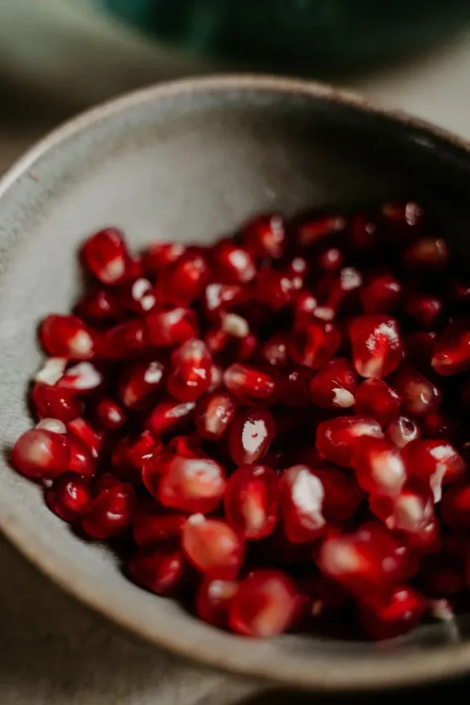 Close-up of pomegranate seeds in a bowl – rich in antioxidants and fibre for blood sugar support