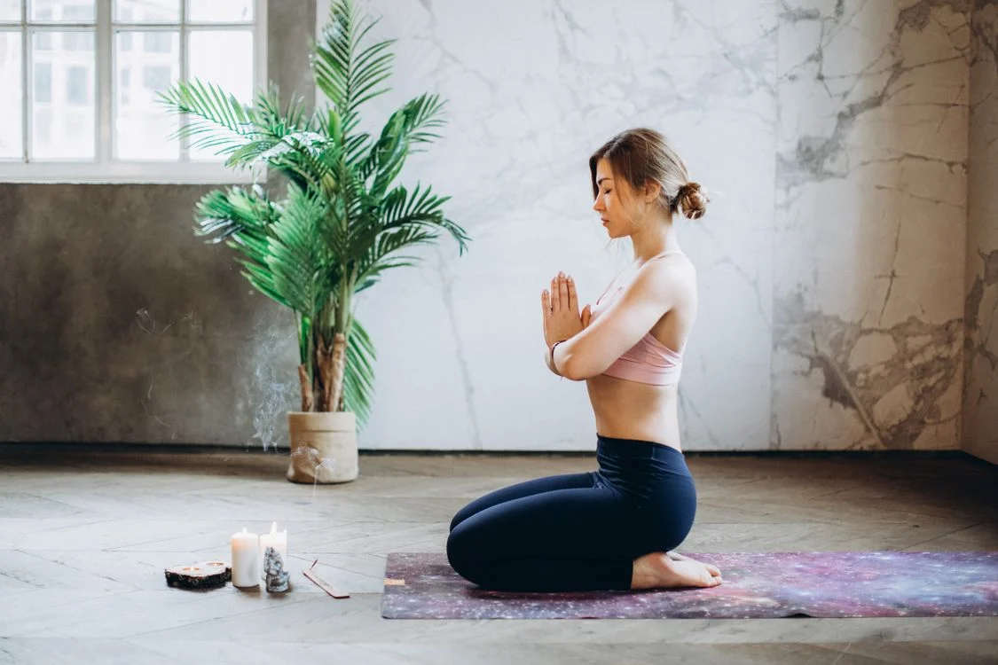A woman practises yoga and meditation outdoors as a stress-reduction technique for diabetes reversal